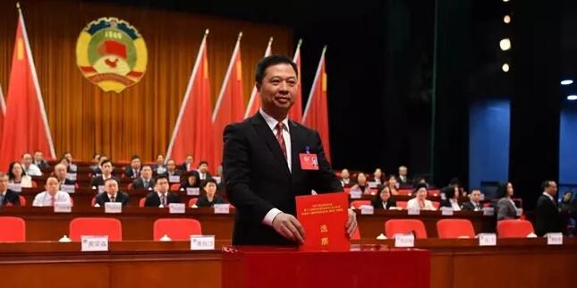 黃振饒任梧州市政協(xié)主席，李彤華、冼秋蓮任副主席，關遠芳、何深不再擔任（簡歷）