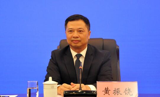 黃振饒簡(jiǎn)歷：梧州市政協(xié)主席黃振饒，曾任梧州市委常委、宣傳部長(zhǎng)、副市長(zhǎng)，岑溪市委書記