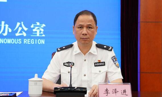 李澤進(jìn)簡(jiǎn)歷：廣西公安廳刑偵總隊(duì)總隊(duì)長(zhǎng)李澤進(jìn)，曾任來(lái)賓市副市長(zhǎng)、公安局局長(zhǎng)，北海市副市長(zhǎng)、公安局局長(zhǎng)