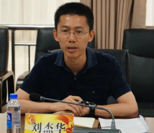 劉杰華簡歷：柳州市農(nóng)機中心主任劉杰華，曾任城中區(qū)委副書記、區(qū)長、常務(wù)副區(qū)長、統(tǒng)戰(zhàn)部部長