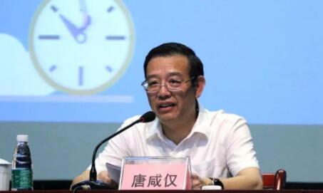 唐咸僅簡(jiǎn)歷：廣西人大教科文衛(wèi)委副主委唐咸僅，曾任廣西組織部副部長(zhǎng)、教育廳廳長(zhǎng)、欽州市委副書記