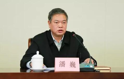 潘巍簡歷：廣西政協(xié)港澳臺僑和外事委員會副主任潘巍，曾任廣西發(fā)改委黨組書記、質(zhì)監(jiān)局局長、交通廳廳長