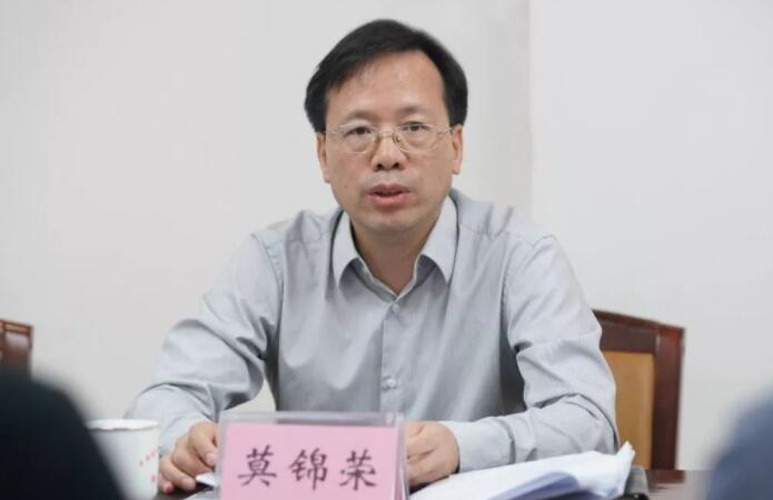 莫錦榮簡(jiǎn)歷：廣西中醫(yī)藥大學(xué)黨委書記莫錦榮，曾任欽州市委副書記、市委常委、組織部部長(zhǎng)，廣西高院政治部主任