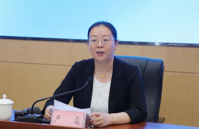 嚴(yán)霜簡歷：廣西文聯(lián)黨組書記、副主席嚴(yán)霜，曾任廣西文化旅游廳副廳長
