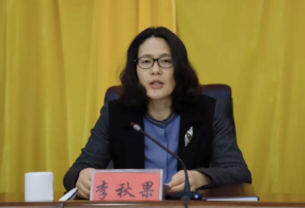 李秋果簡歷：南寧市西鄉(xiāng)塘區(qū)委書記李秋果，曾任南寧市委副秘書長、市委組織部副部長，江南區(qū)副區(qū)長