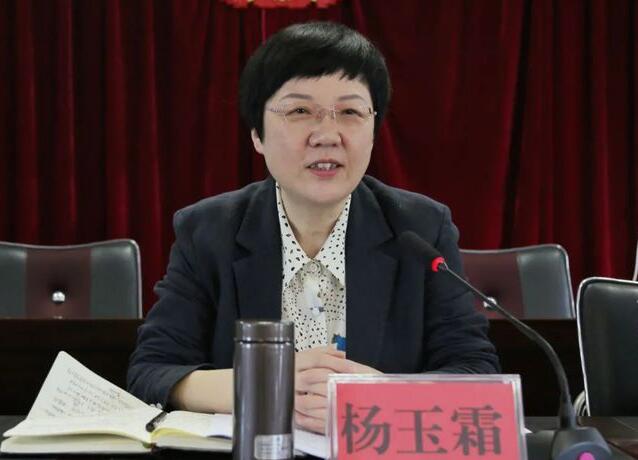 楊玉霜簡歷：桂林市人大副主任、疊彩區(qū)委書記楊玉霜，曾任雁山區(qū)委副書記、區(qū)長，秀峰區(qū)委副書記