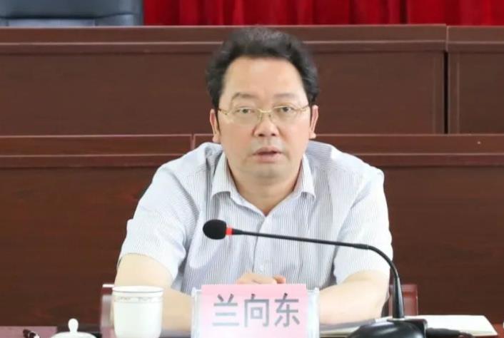 蘭向東簡歷：來賓市政協(xié)副主席蘭向東，曾任來賓市工信委主任，金秀縣委副書記、縣長