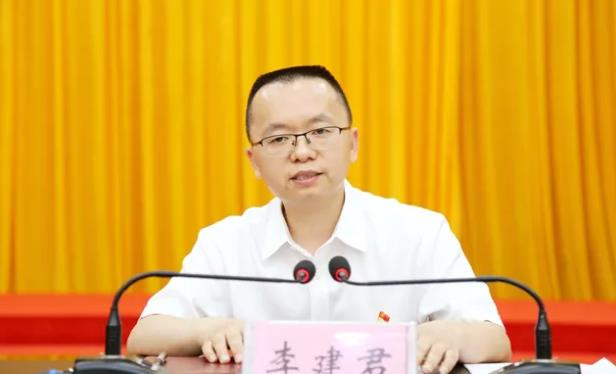 李建君簡歷：河池市都安縣委書記李建君，曾任廣西紀(jì)委監(jiān)委辦公廳主任、賀州市委副秘書長