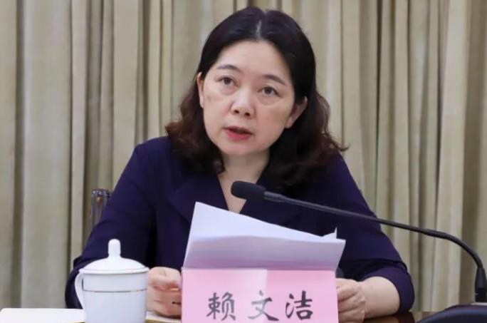 賴文潔簡(jiǎn)歷：百色市田林縣人大主任賴文潔，曾任平果市委常委、紀(jì)委書(shū)記，德?？h委常委、組織部部長(zhǎng)