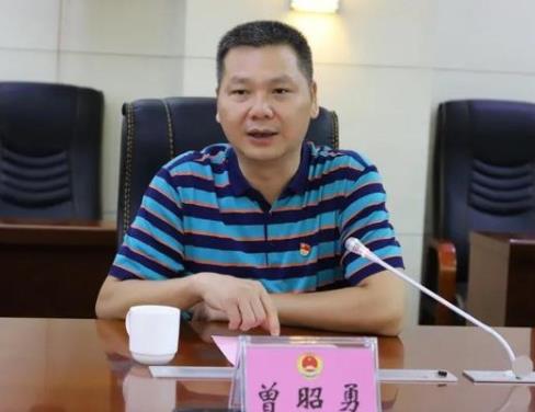 曾昭勇簡(jiǎn)歷：賀州市檢察院副檢察長(zhǎng)曾昭勇，曾任賀州市檢察院政治部主任、八步區(qū)檢察長(zhǎng)