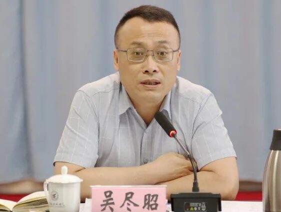 吳盡昭簡(jiǎn)歷：吳盡昭任桂林航天工業(yè)學(xué)院院長(zhǎng)，曾任廣西大學(xué)副校長(zhǎng)、廣西民族大學(xué)副校長(zhǎng)
