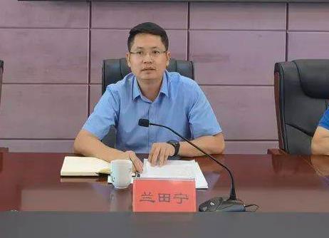 蘭田寧簡歷：百色市西林縣委書記蘭田寧，曾任百色市委副秘書長、商務(wù)局局長，樂業(yè)縣副書記